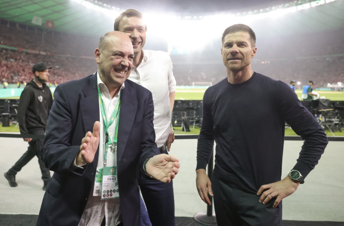 Ông Carro (mặc vest) bên cạnh HLV Xabi Alonso. 