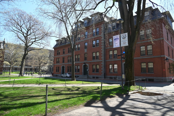 Khuôn viên Đại học Harvard, thành phố Cambridge, bang Massachusetts ngà 22/4. Ảnh: AFP