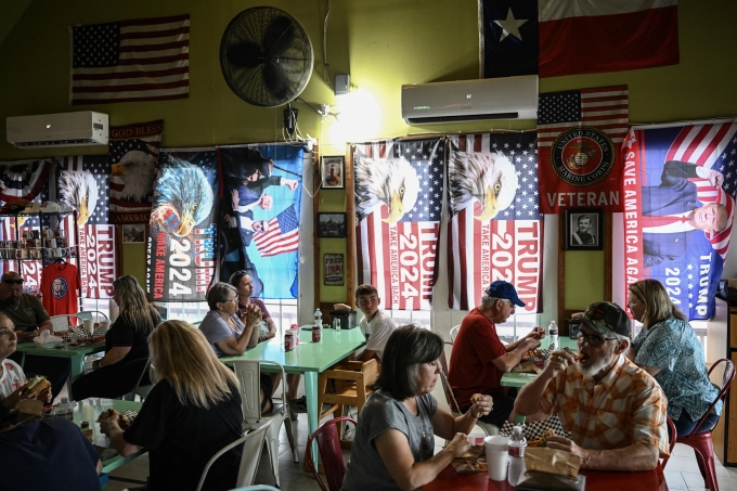 Thực khách dùng bữa trong nhà hàng Trump Burger ở Bellville, Texas. Ảnh: AFP