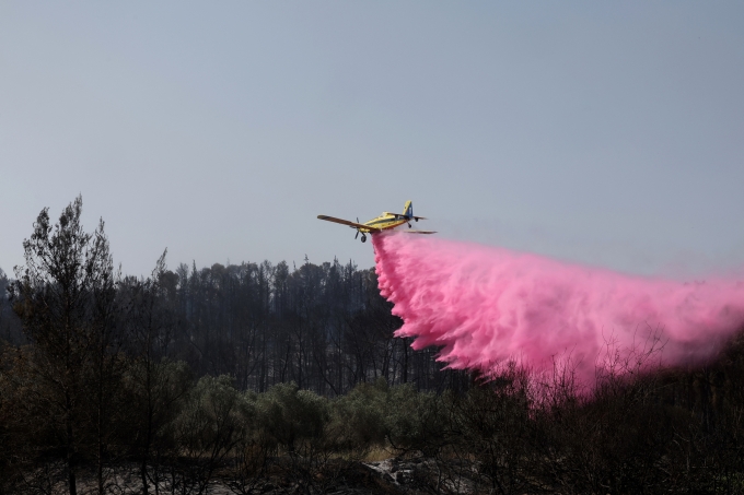 Máy bay cứu hỏa thả chất chống cháy gần thị trấn Bet Shemesh, miền trung Israel, ngày 1/5. Ảnh: AFP