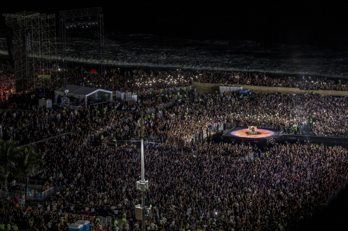 Biển người theo dự nhạc hội của ca sĩ người Mỹ Lady Gaga ở bãi biển Copacabana, Rio de Janeiro, Brazil ngày 3/5. Ảnh: AFP