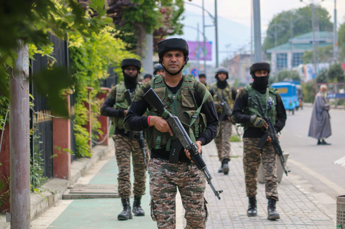 Lực lượng bán quân sự Ấn Độ tuần tra trên đường phố vùng Jammu và Kashmir ngày 12/5. Ảnh: AFP
