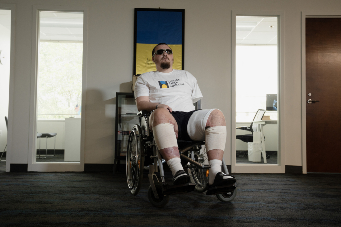 Maksym Radiuk ngồi trên xe lăn tại văn phòng của United Help Ukraine ở Fairfax, Virginia, hôm 11/5. Ảnh: AFP