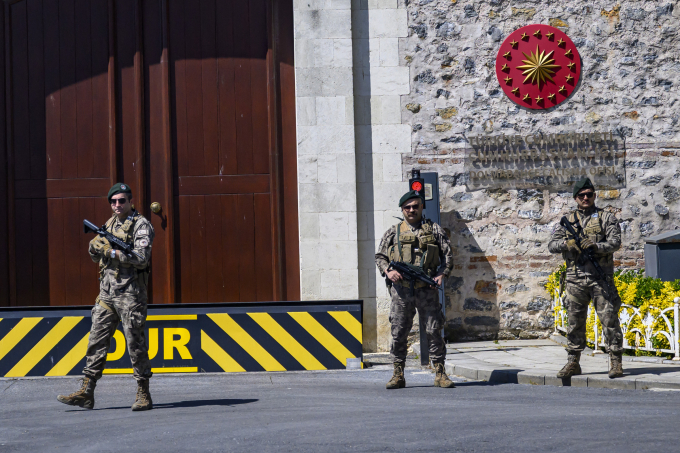 Lực lượng an ninh Thổ Nhĩ Kỳ đứng gác ngoài Cung điện Dolmabahce ở Istanbul ngày 15/5. Ảnh: AFP