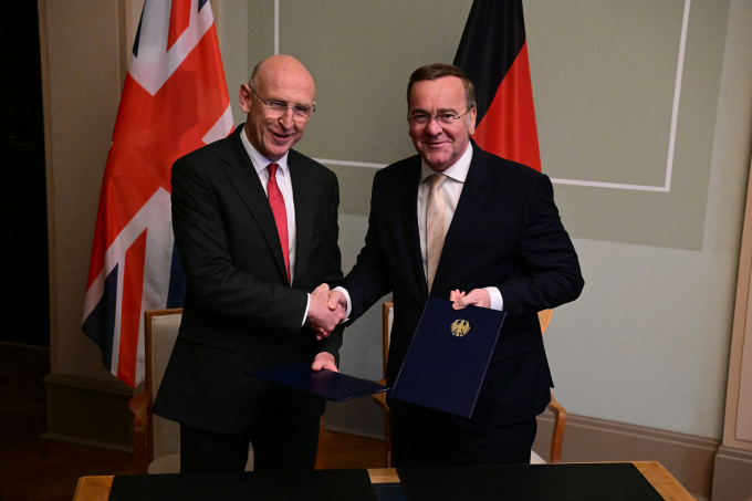 Bộ trưởng Quốc phòng Anh John Healey (trái) và Bộ trưởng Quốc phòng Đức Boris Pistorius tại Berlin, Đức ngày 15/5. Ảnh: AFP