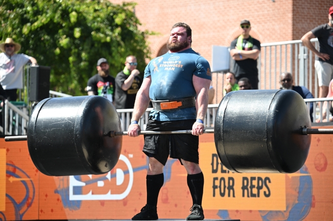 Trey Mitchell, lực sĩ người Mỹ, nâng tạ 350 kg trong cuộc thi ở Sacramento ngày 15/5. Ảnh: AFP