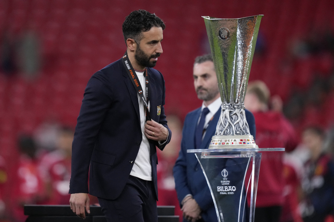 HLV Ruben Amorim thất vọng khi bước ngang chiếc Cup Europa League sau trận Man Utd thua Tottenham 0-1 ở chung kết trên sân San Mames, Bilbao, Tây Ban Nha ngày 21/5. Ảnh: AFP