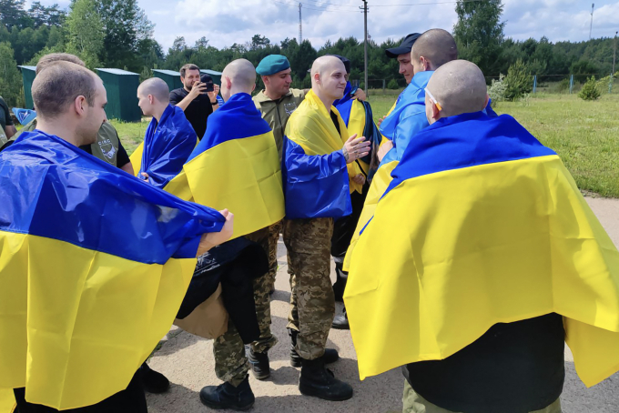 Các tù binh Ukraine được trao trả tại một địa điểm không tiết lộ vào ngày 9/6. Ảnh: AFP