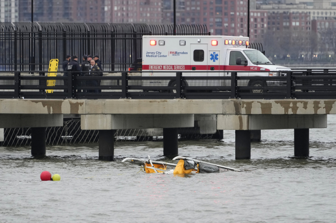 Lực lượng khẩn cấp tại cầu cảng gần vị trí trực thăng rơi trên sông Hudson, New York City, Mỹ ngày 10/4. Ảnh: AP