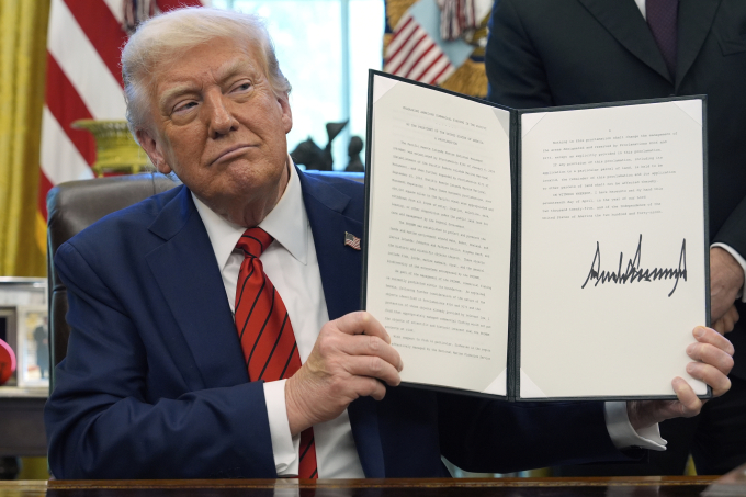 Tổng thống Donald Trump tại Phòng Bầu dục, Nhà Trắng, hôm 17/4. Ảnh: AP