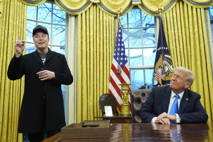 Tổng thống Mỹ Donald Trump (phải) và tỷ phú Elon Musk tại Nhà Trắng hôm 11/2. Ảnh: AP