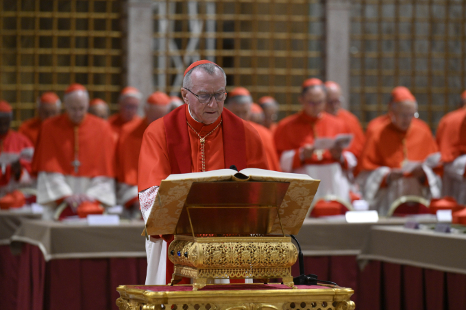 Hồng y Pietro Parolin tuyên thệ bên trong Nhà nguyện Sistine tại Vatican khi bắt đầu mật nghị bầu người kế nhiệm cố Giáo hoàng Francis, ngày 7/5. Ảnh: AP