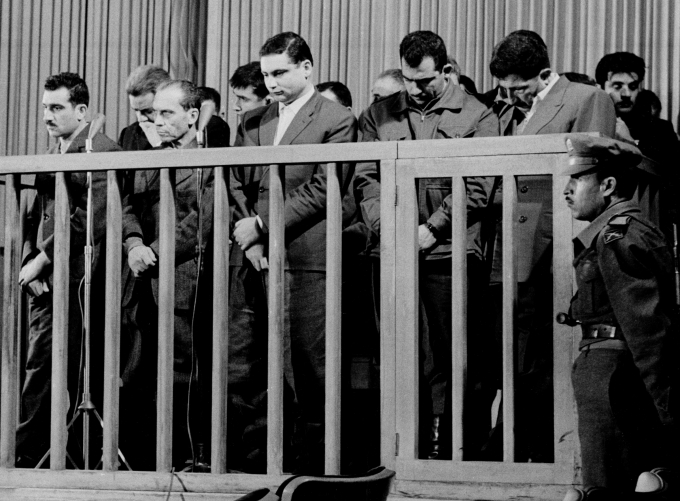 Elie Cohen, ngoài cùng bên trái, trong phiên tòa tuyên án tử hình ở Damascus, Syria, ngày 8/5/1965. Ảnh: AP
