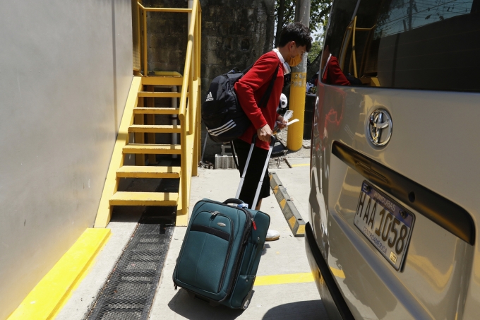 Một người di cư Honduras tự nguyện trục xuất khỏi Mỹ kéo vali rời đi sau khi máy bay hạ cánh xuống sân bay Ramon Villeda Morales, San Pedro Sula, Honduras, ngày 19/5. Ảnh: AP