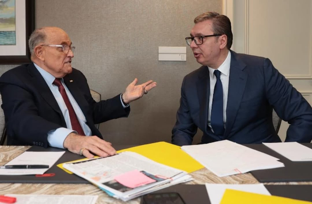 Ông Giuliani (trái) và ông Vucic tại bang Florida, Mỹ hôm 1/5. Ảnh: RTS