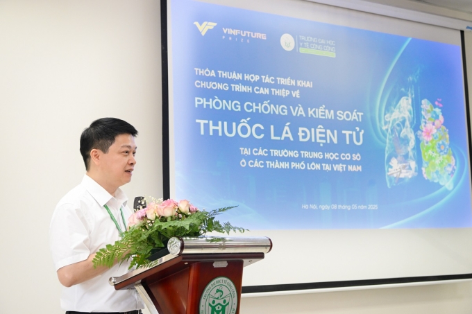 GS.TS. Hoàng Văn Minh - Hiệu trưởng trường Đại học Y tế Công cộng phát biểu tại buổi lễ.