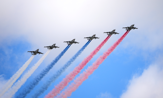 Biên đội cường kích Su-25 tạo hình quốc kỳ Nga bằng khói màu trong buổi tập duyệt hôm 5/5.