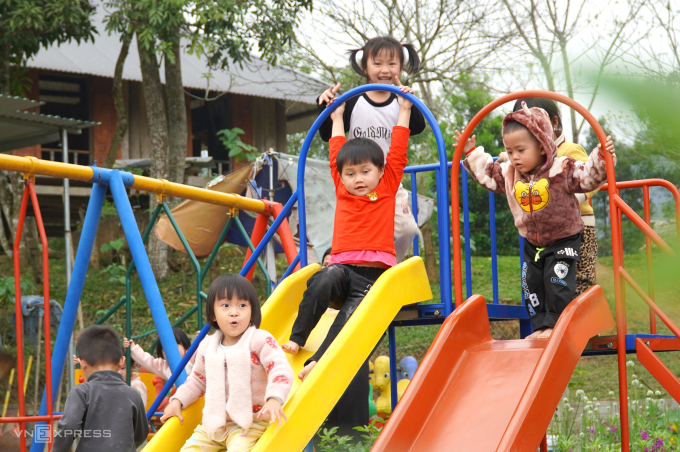 Trẻ được thầy cô hướng dẫn vui chơi tại một điểm trường huyện miền núi Lang Chánh. Ảnh: Lê Hoàng