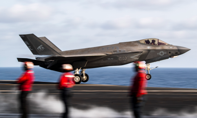 Tiêm kích F-35C cất cánh từ tàu sân bay USS Carl Vinson ở Trung Đông hôm 8/5. Ảnh: US Navy