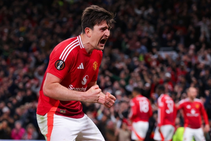 Maguire mừng sau khi ghi bàn giúp Man Utd loại Lyon ở tứ kết lượt về Europa League trên sân Old Trafford ngày 17/4. Ảnh: AFP