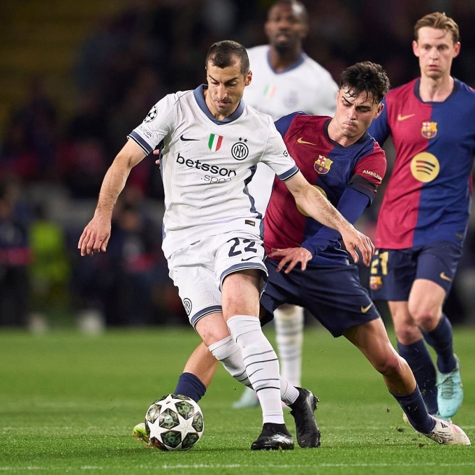 Mkhitaryan đi bóng trước Gavi trên sân Montjuic ngày 30/4. Ảnh: inter.it