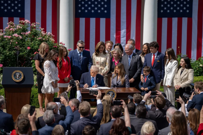Tổng thống Mỹ Donald Trump ký ban hành luật Take It Down tại Nhà Trắng, ngày 19/5. Ảnh: AP