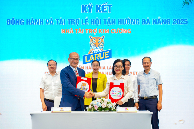 Đại diện thương hiệu và Sở Du lịch Đà Nẵng ký kết biên bản ghi nhớ tại buổi họp báo.