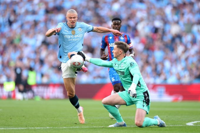 Dean Henderson cản bằng tay ngoài vòng cấm, trong trận Crystal Palace thắng Man City 1-0 ở chung kết Cup FA trên sân Wembley, London, Anh ngày 17/5. Ảnh: Sky Sports