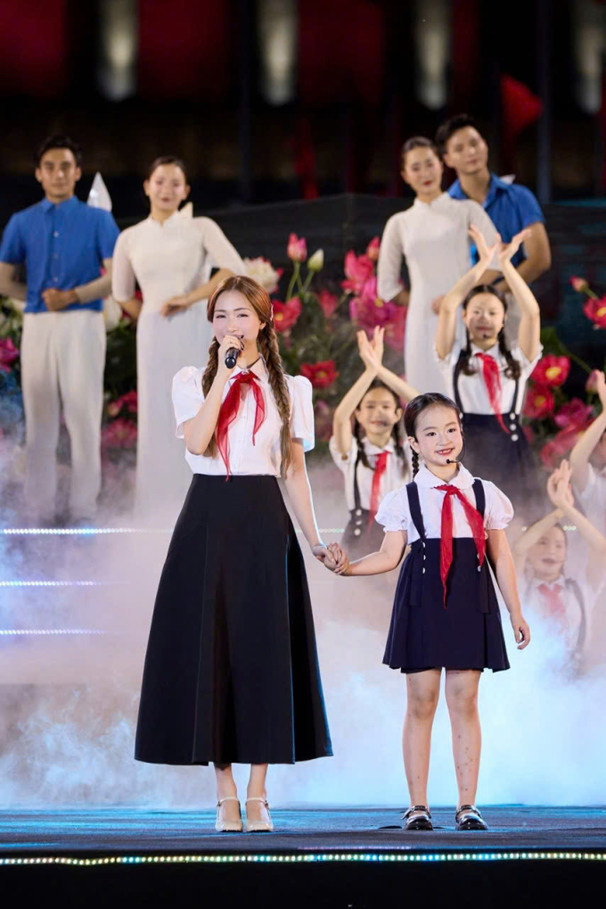 Hòa Minzy hát cùng các em thiếu nhi trong chương trình. Ảnh: Nhân vật cung cấp