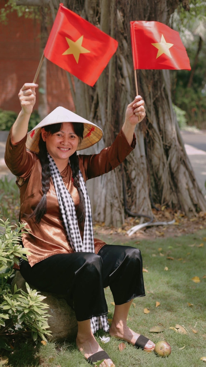 Bà Lan, 64 tuổi, ở Hưng Yên bị Alzheimer được con gái Diệu Linh cho đi chụp ảnh mỗi tháng một lần, năm 2025. Ảnh: Nhân vật cung cấp