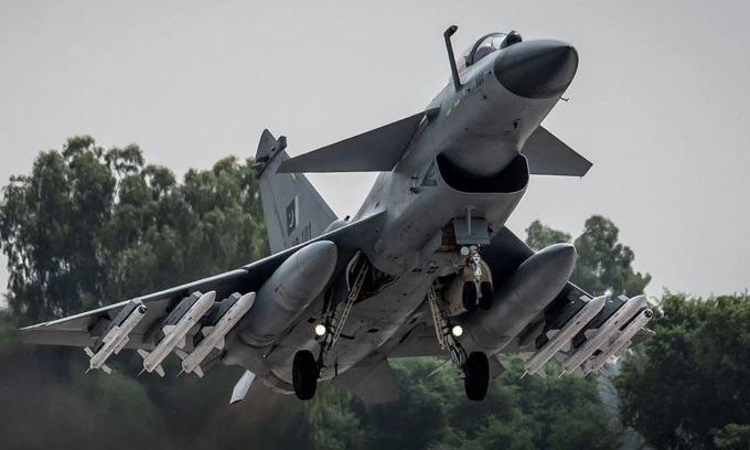 Tiêm kích J-10CE Pakistan trong một chuyến làm nhiệm vụ.