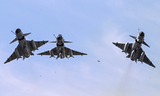 Biên đội J-10C của Pakistan bay biểu diễn trong cuộc duyệt binh ở Islamabad hồi tháng 3.