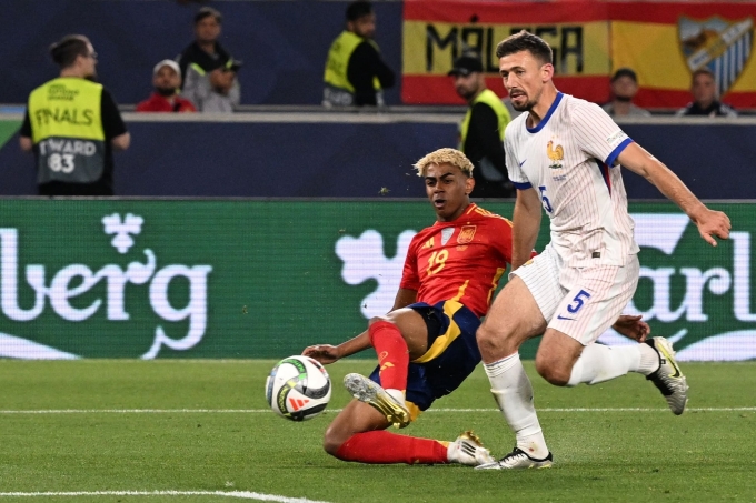Yamal ghi bàn bằng chân trái nâng tỷ số lên 5-1 trong trận Tây Ban Nha hạ Pháp 5-4 ở bán kết Nations League trên sân Stuttgart ngày 5/6. Ảnh: AFP