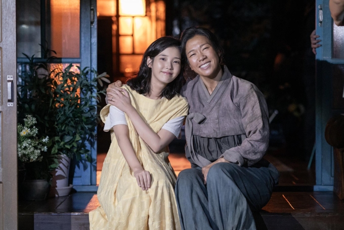 IU (trái) và Yeom Hye Ran trong phim Khi cuộc đời cho bạn quả quýt. Ảnh: Netflix