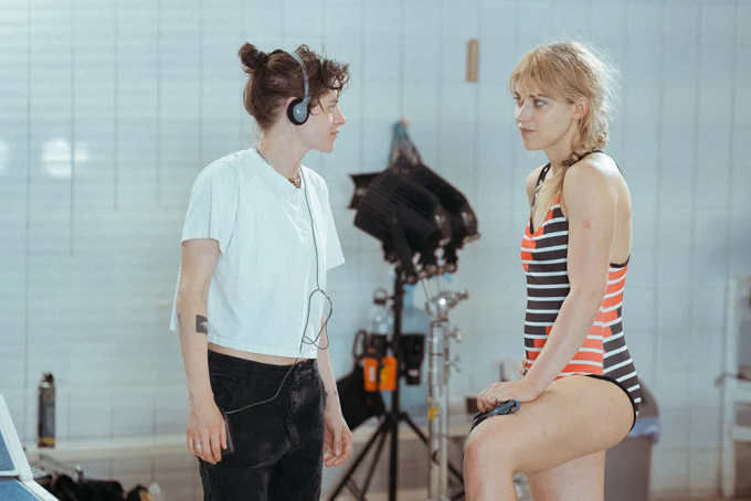 Kristen Stewart chỉ đạo diễn xuất cho Imogen Poots trong phim The Chronology of Water. Ảnh: Andrejs Strokins