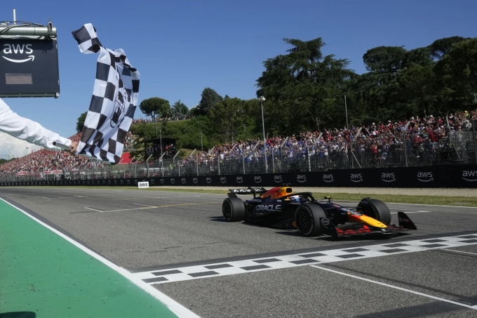Verstappen về nhất Grand Prix Emilia Romagna trên đường đua Imola, Italy ngày 18/5. Ảnh: AP