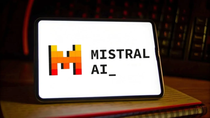 Minh họa logo Mistral trên máy tính bảng. Ảnh: Arab AI