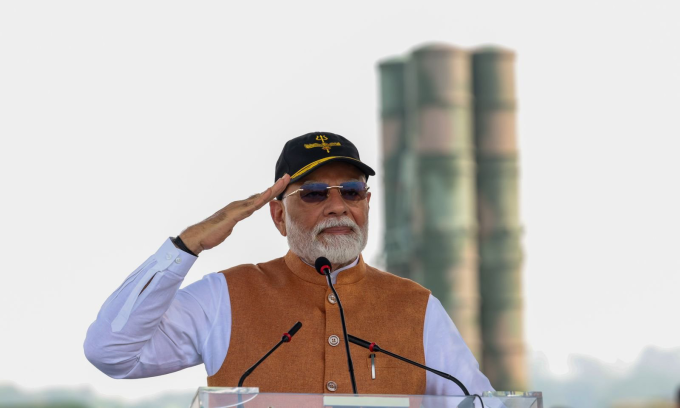 Thủ tướng Modi đứng trước bệ phóng S-400 tại căn cứ Adampur hôm 13/5. Ảnh: Văn phòng Thủ tướng Ấn Độ