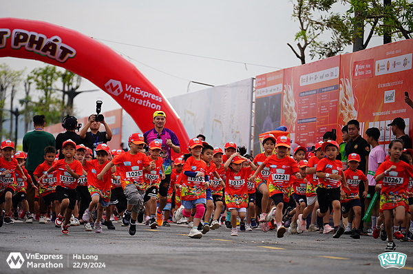 Nghệ sĩ Xuân Bắc chạy cùng các em nhỏ tại Kun Marathon Hạ long 2024. Ảnh: VM