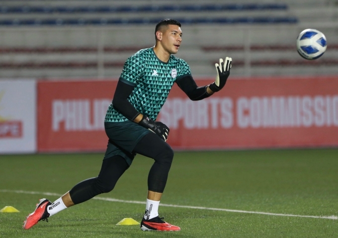 Thủ môn Neil Etheridge là cầu thủ thuộc diện được nhập tịch, nhưng có gốc gác Philippines sinh ra và lớn lên ở nước ngoài.