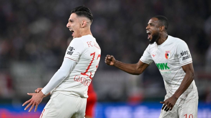 Giannoulis (trái) mừng bàn trong trận Augsburg 1-3 Bayern ở vòng 28 Bundesliga tối 4/4. Ảnh: Imago