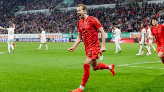 Kane mừng bàn trong trận Augsburg 1-3 Bayern ở vòng 28 Bundesliga tối 4/4. Ảnh: Imago