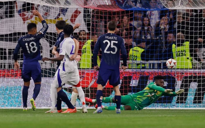 Thủ môn Onana chịu thua bàn đầu trong trận Lyon 2-2 Man Utd ở lượt đi tứ kết Europa League tối 10/4. Ảnh: Reuters