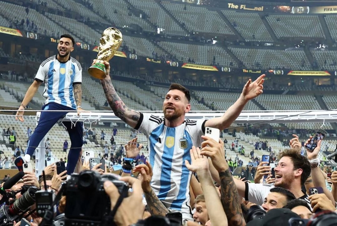 Messi mừng chức vô địch World Cup 2022 tại Qatar.