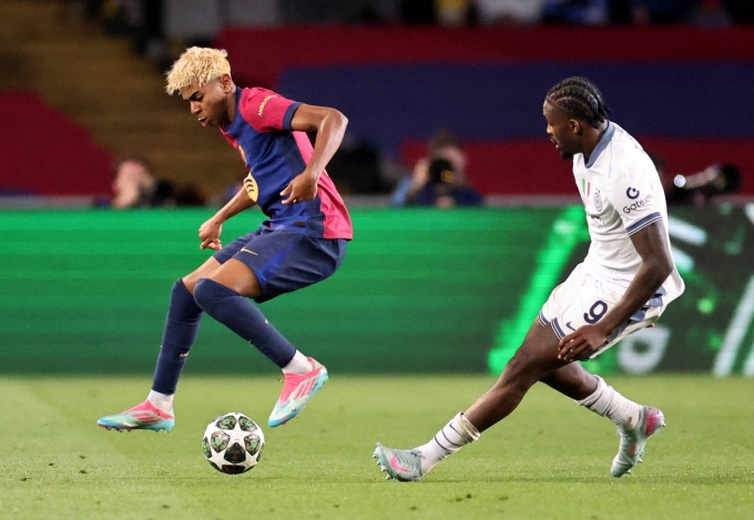 Yamal (trái) đi bóng trong trận Barca 3-3 Inter ở lượt đi bán kết Champions League tối 30/4. Ảnh: Reuters
