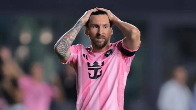 Messi thất vọng trong trận Inter Miami 1-3 Vancouver Whitecaps ở lượt về bán kết CONCACAF Champions Cup sáng 1/5. Ảnh: Imagn