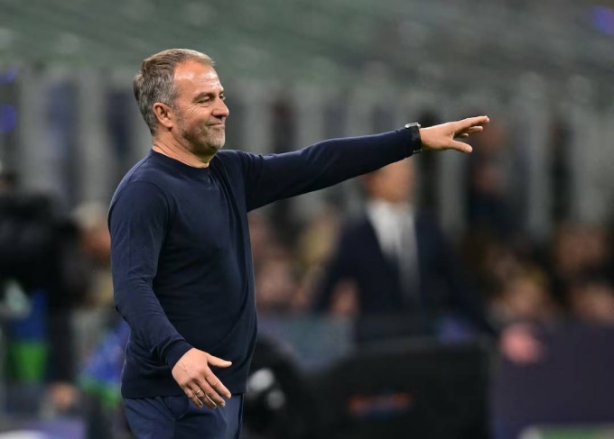 Flick chỉ đạo trận lượt về bán kết Champions League tối 6/5, Inter 4-3 Barca. Ảnh: Reuters