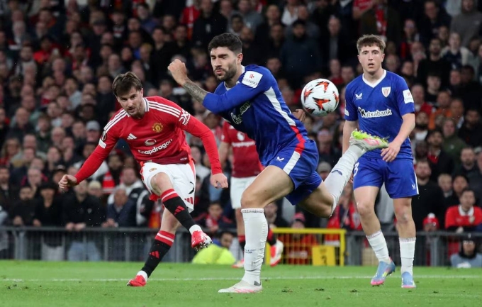 Mason Mount (áo đỏ) cứa lòng gỡ hòa trong trận Man Utd 4-1 Bilbao ở lượt về bán kết Europa League tối 8/5. Ảnh: Reuters