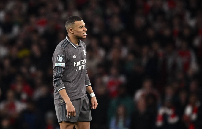 Mbappe thất vọng khi Real thua Arsenal 0-3 ở lượt đi tứ kết Champions League hôm 8/4. Ảnh: AFP