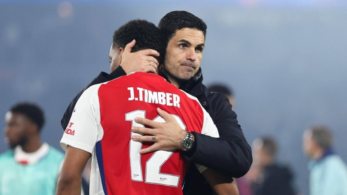 Arteta an ủi cầu thủ sau trận lượt về bán kết Champions League hôm 7/5, PSG 2-1 Arsenal. Ảnh: AFP